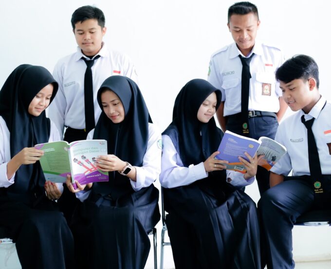Dengan Ilmu, Kita Mencerdaskan Bangsa